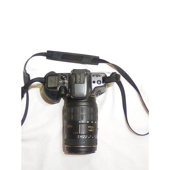 Minolta maxxum 500 si 35mm slr film camera with 70-300mm LDO Marco zoom lense